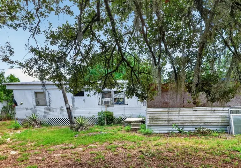 Mobile home on its own land in Florida
