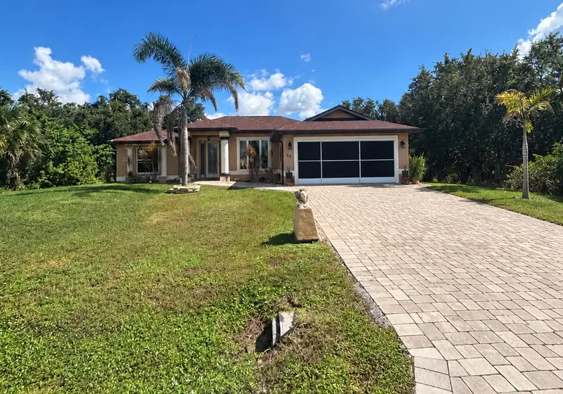 Casa con palmeras en Port Charlotte, Florida